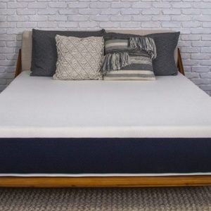 QUEEN SIZE MEMORY FOAM MATTRESS